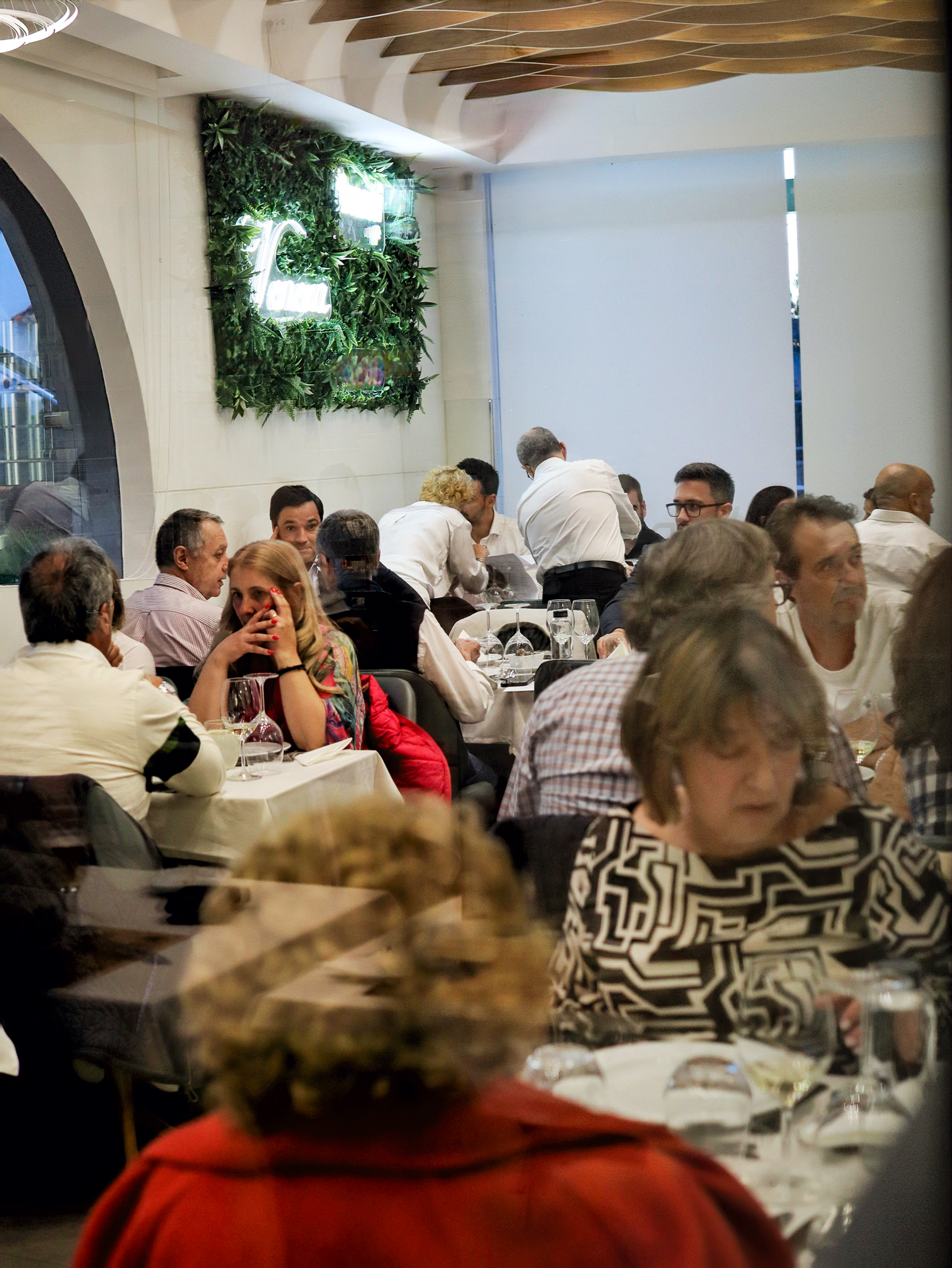 Sala cheia no Restaurante Veneza